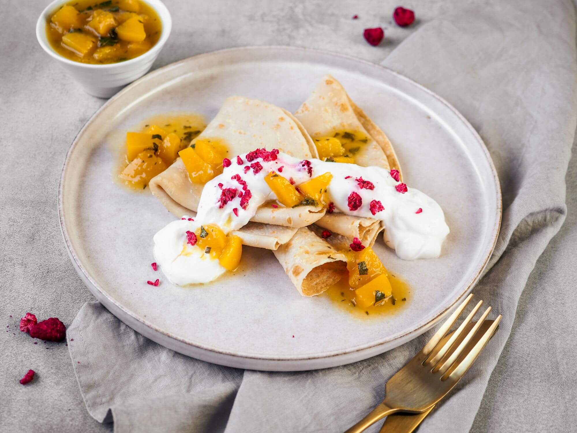 Palacinky s broskyňovo-mätovou omáčkou a kyslou smotanou