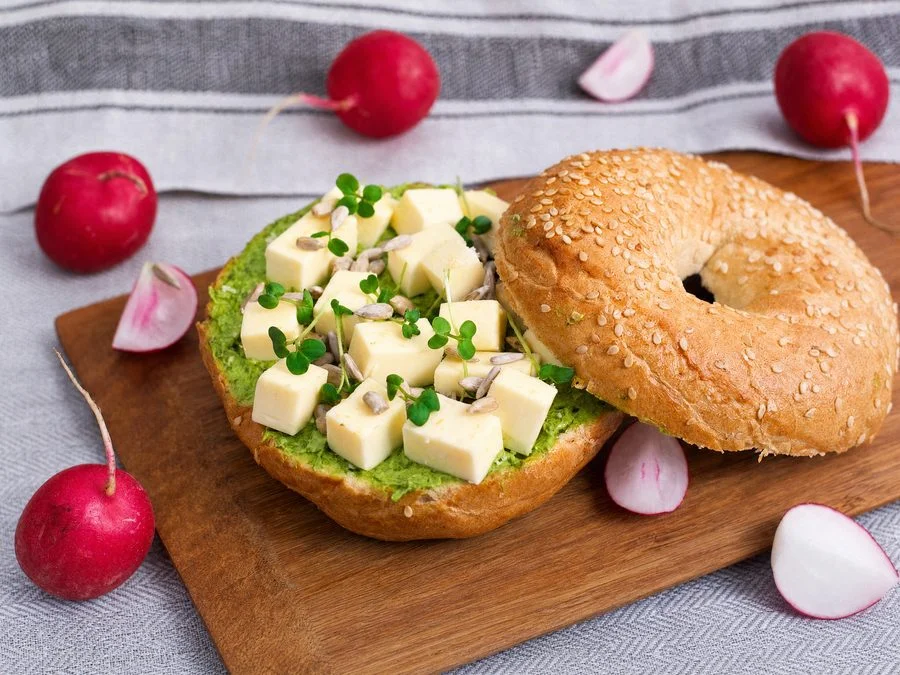 Sezamový bagel s pažitkovým máslem, goudou a mikrogreens