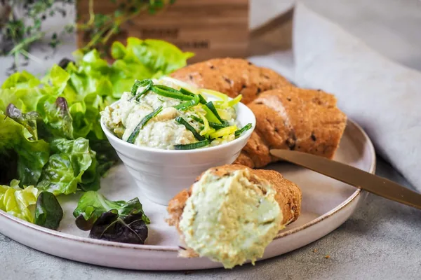 Nátierka s restovaným pórom, šalát a pečivo, program VEGETARIÁN