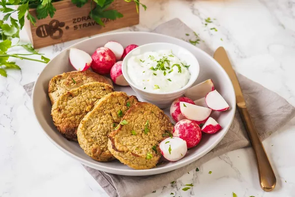 Dip s pečeným cesnakom a píniovými orieškami s fit chlebom, program FIT +